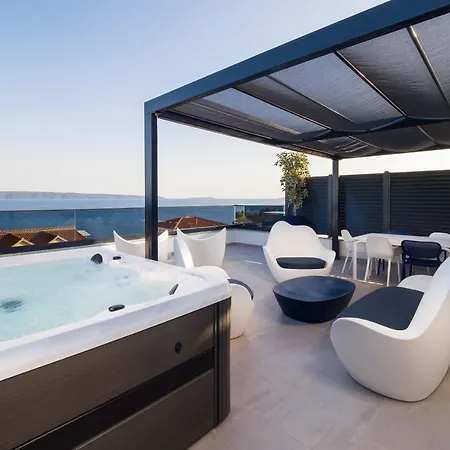 Luxury Apartment- Balcony- Private Rooftop And Jacuzzi- Common Pool Apartment *