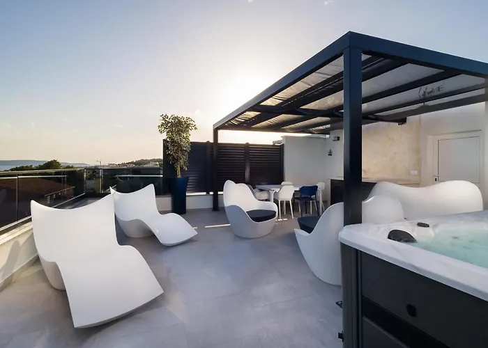 Luxury Apartment- Balcony- Private Rooftop And Jacuzzi- Common Pool דירה טרוגיר