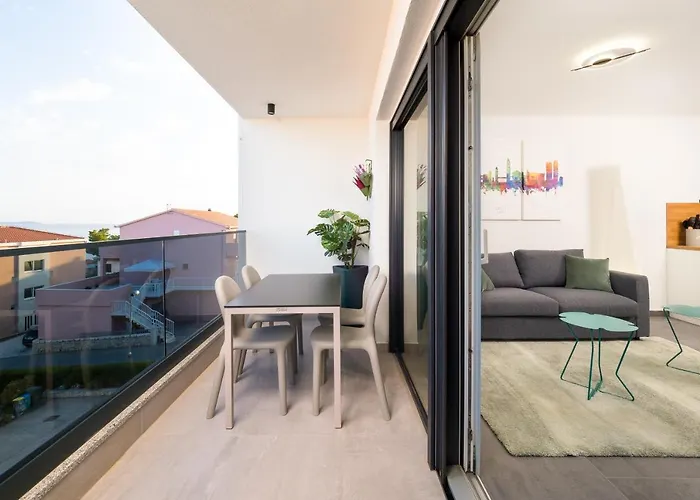 Luxury Apartment- Balcony- Private Rooftop And Jacuzzi- Common Pool טרוגיר