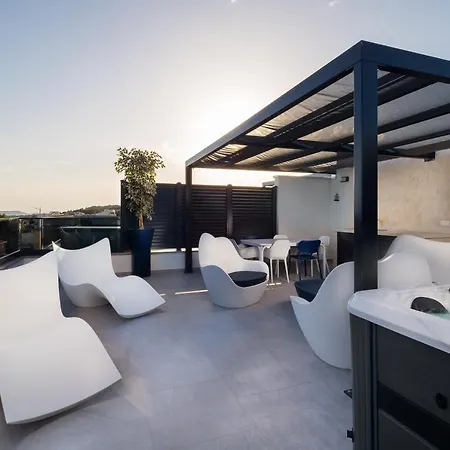 Luxury Apartment- Balcony- Private Rooftop And Jacuzzi- Common Pool 公寓 特罗吉尔