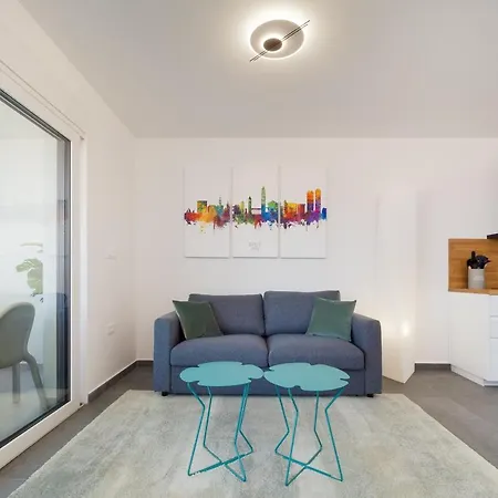 Luxury Apartment- Balcony- Private Rooftop And Jacuzzi- Common Pool Traù