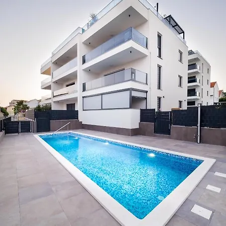 Luxury Apartment- Balcony- Private Rooftop And Jacuzzi- Common Pool Traù