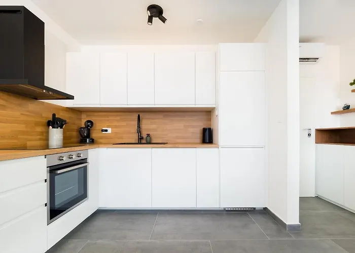 Luxury Apartment- Balcony- Private Rooftop And Jacuzzi- Common Pool