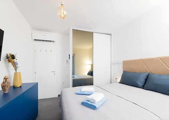 Luxury Apartment- Balcony- Private Rooftop And Jacuzzi- Common Pool